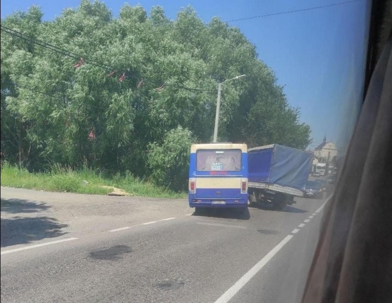 Біля Львова маршрутка влетіла у вантажівку: фото і відео