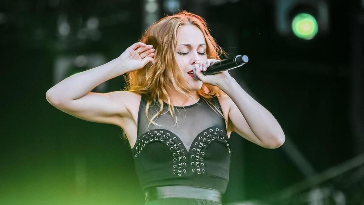 Alyosha виступила на Atlas Weekend у сукні з прозорим декольте: фото Alyosha виступила на Atlas Weekend у сукні з прозорим декольте: фото