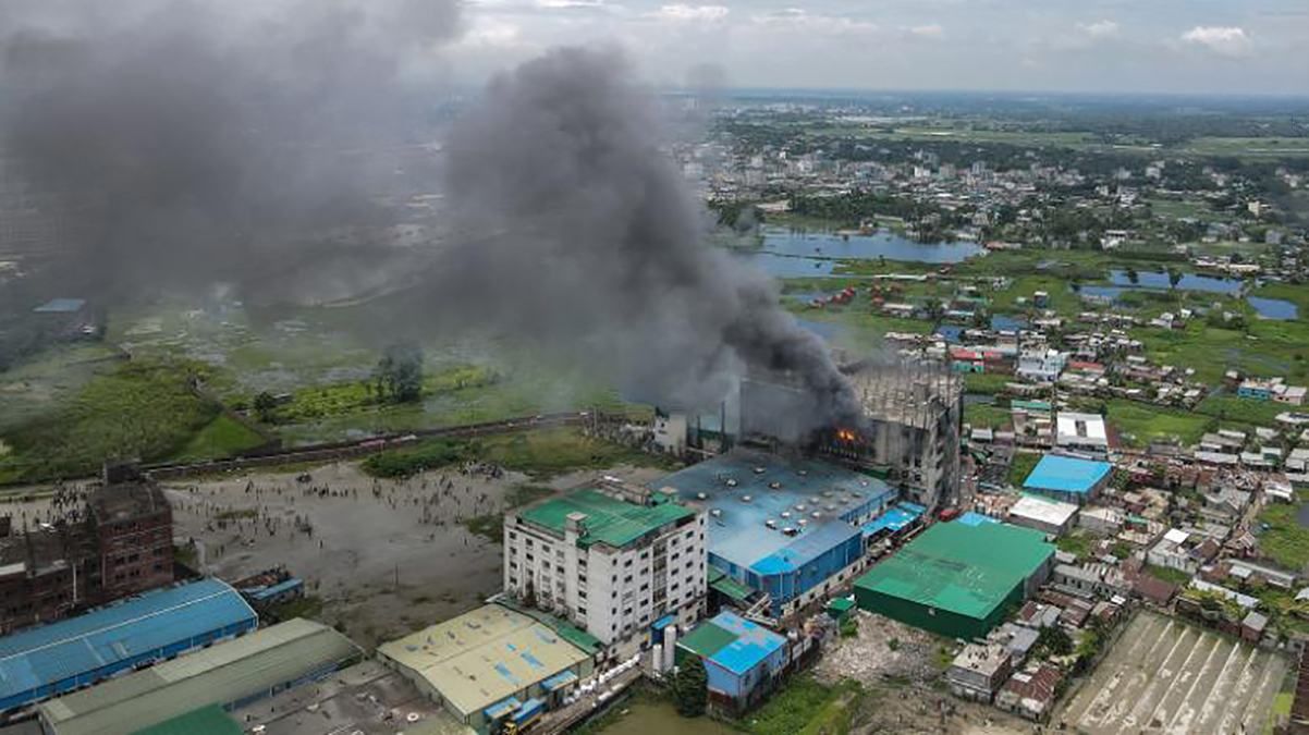 В Бангладеше 8 июля 2021 сгорела фабрика по производству соков