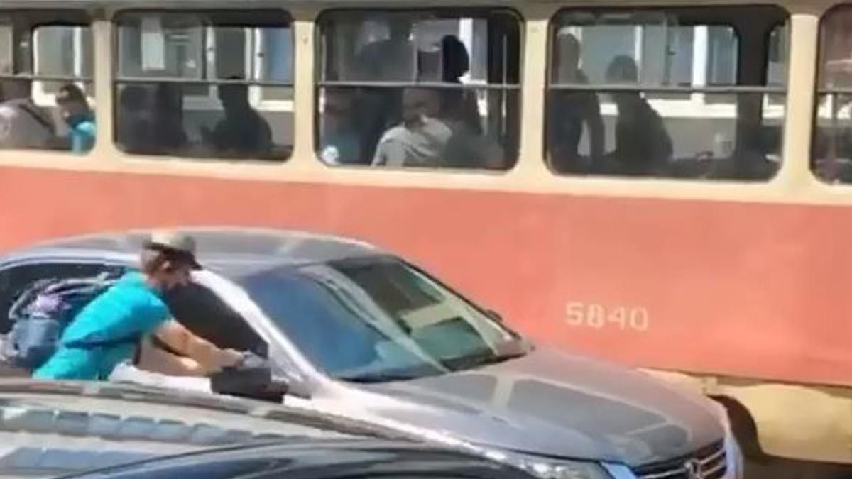 У Києві пасажир трамваю відірвав дзеркало у Honda: вона перекрила рух