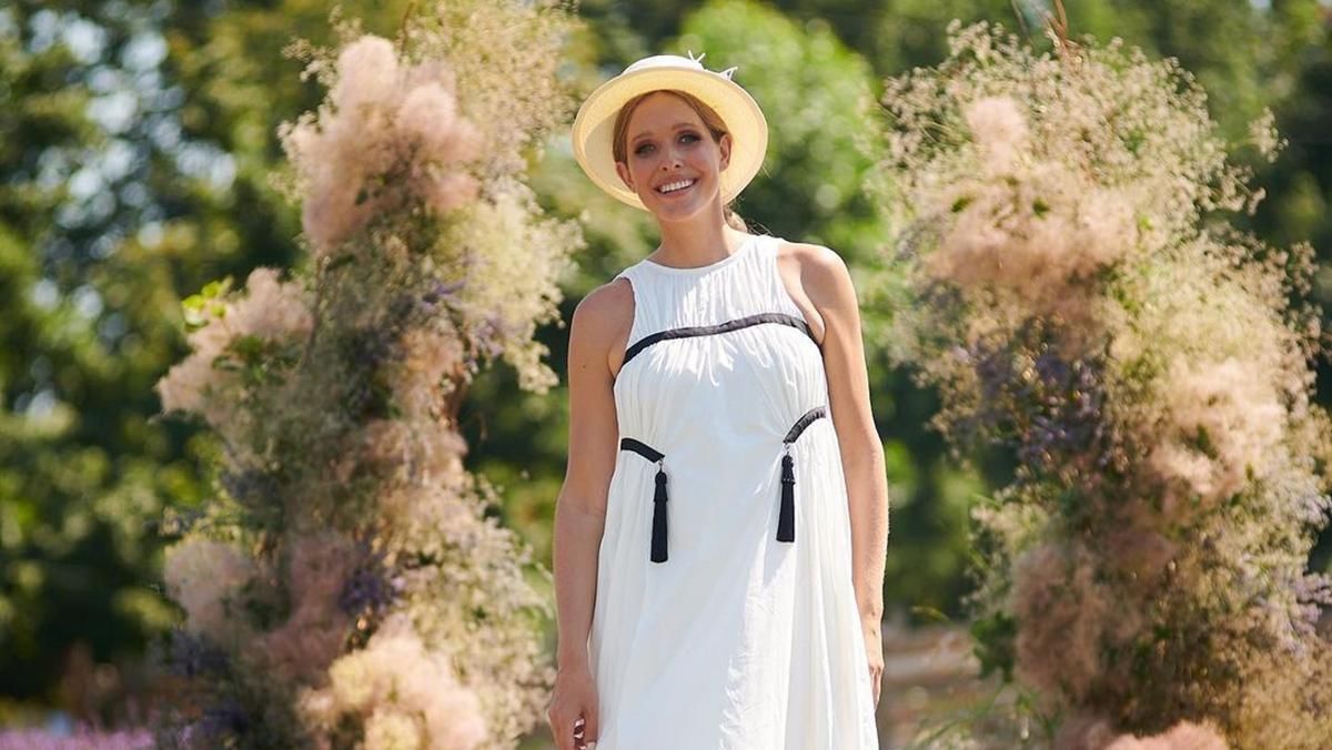 Катя Осадчая позировала в белом платье: фото среди лавандового поля