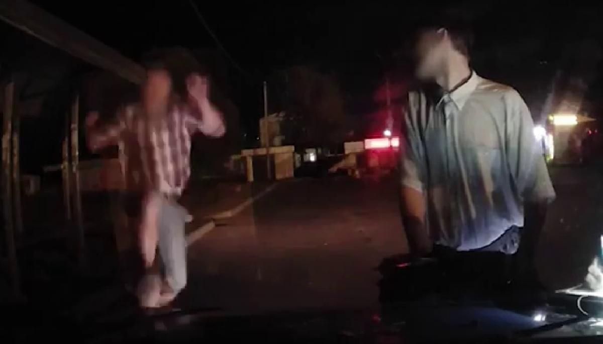 У Фастові чоловік вночі атакував авто патрульної поліції: відео
