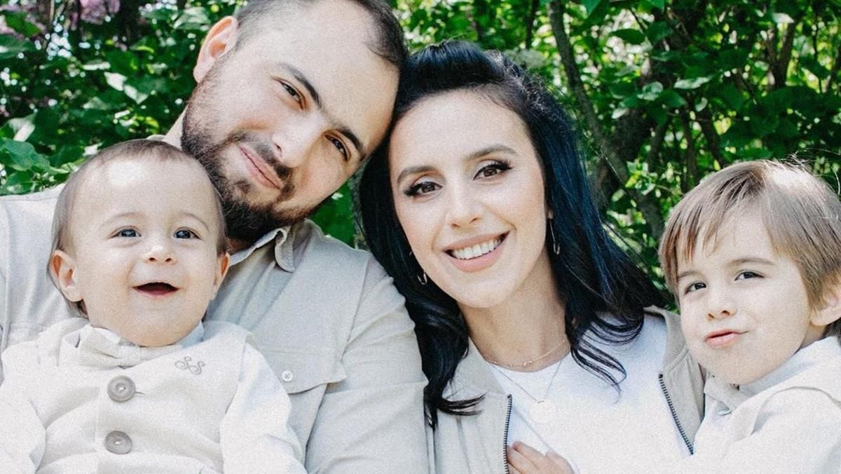 Джамала с мужем и сыновьями украсила обложку глянца: фото Джамала с мужем и сыновьями украсила обложку глянца: фото