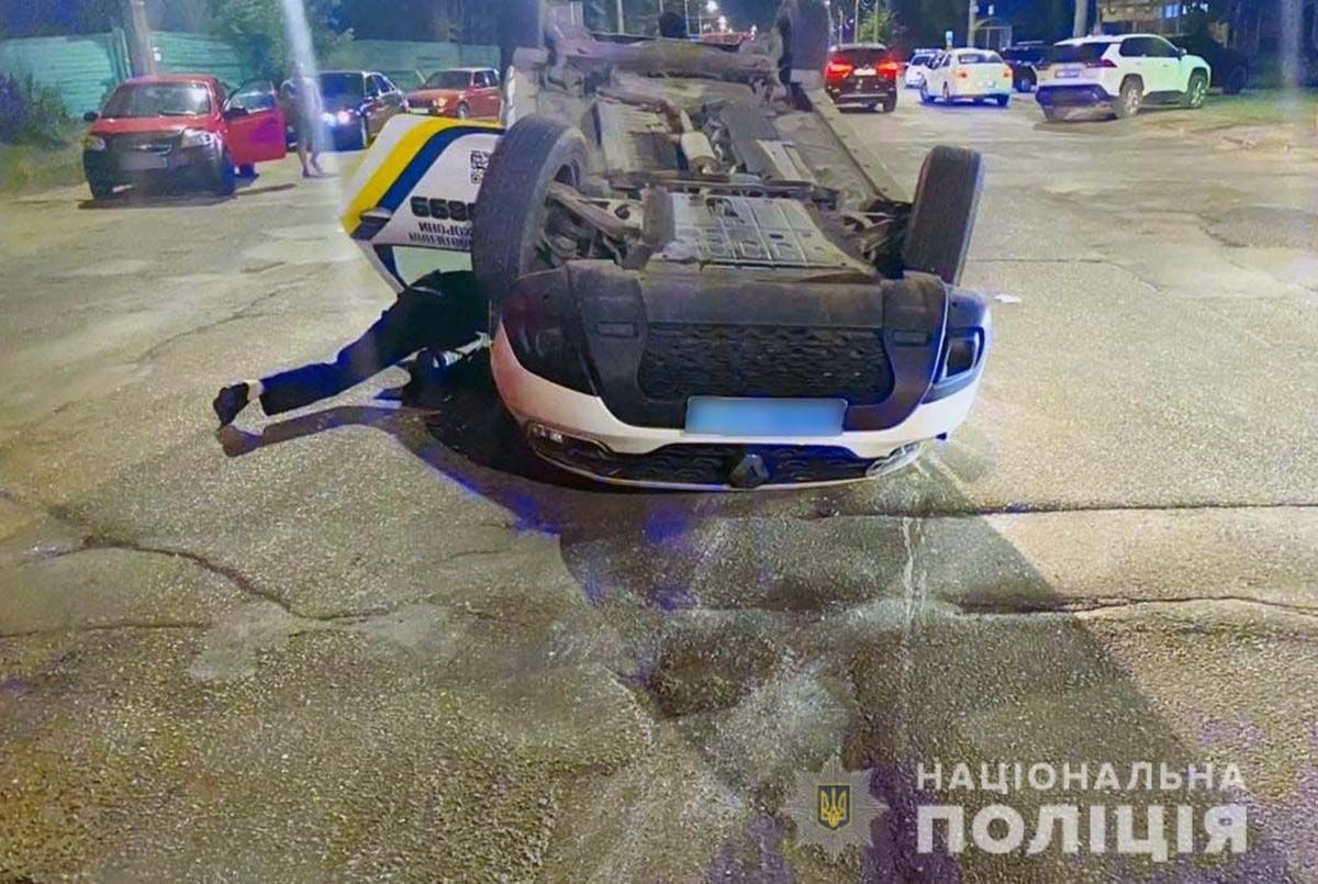 ДТП в Черновцах: авто полиции перевернулось посреди дороги