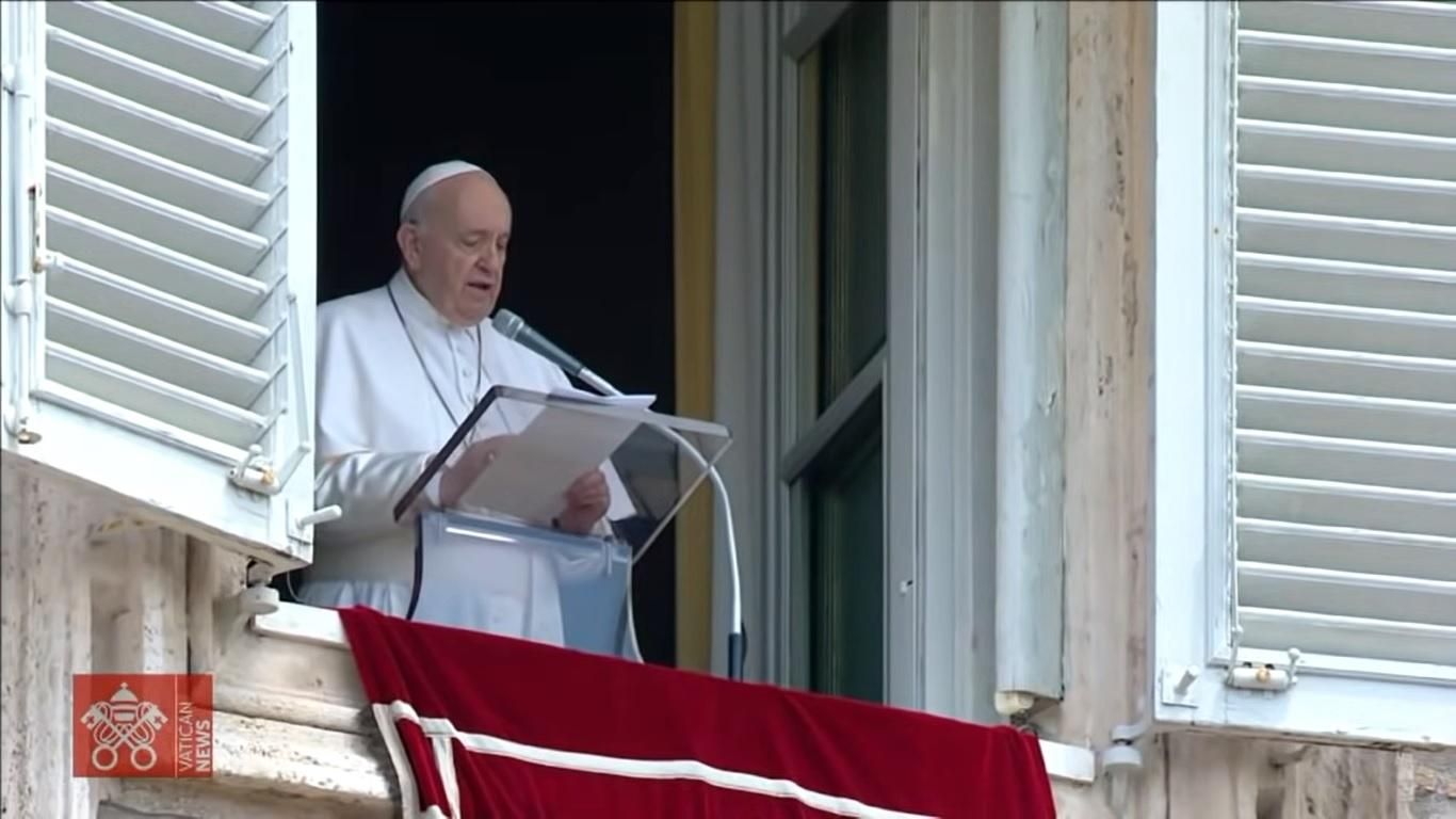 Папа Римський Франциск вперше з’явився на публіці після операції Папа Римський Франциск вперше з’явився на публіці після операції