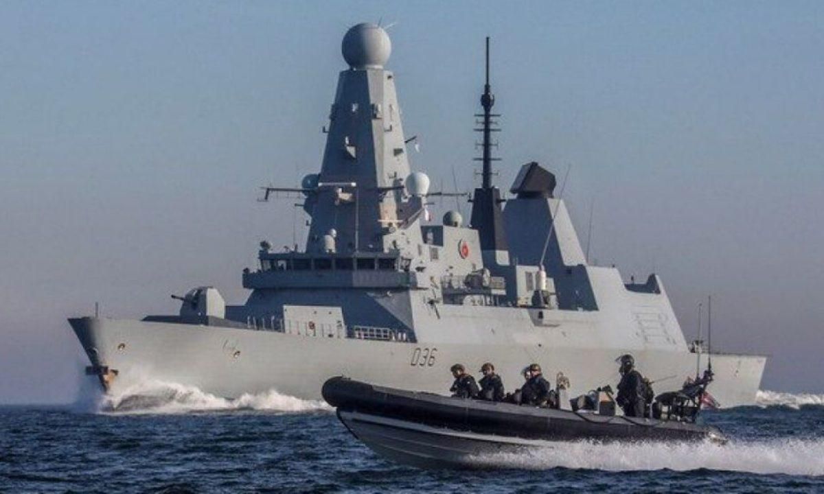 Британський есмінець Дефендер повернувся в Гібралтарську протоку