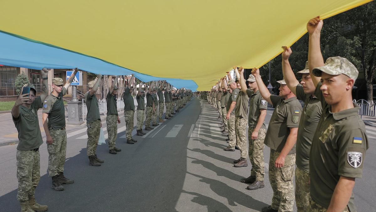 У Маріуполі військові встановили рекорд із величезним прапором України