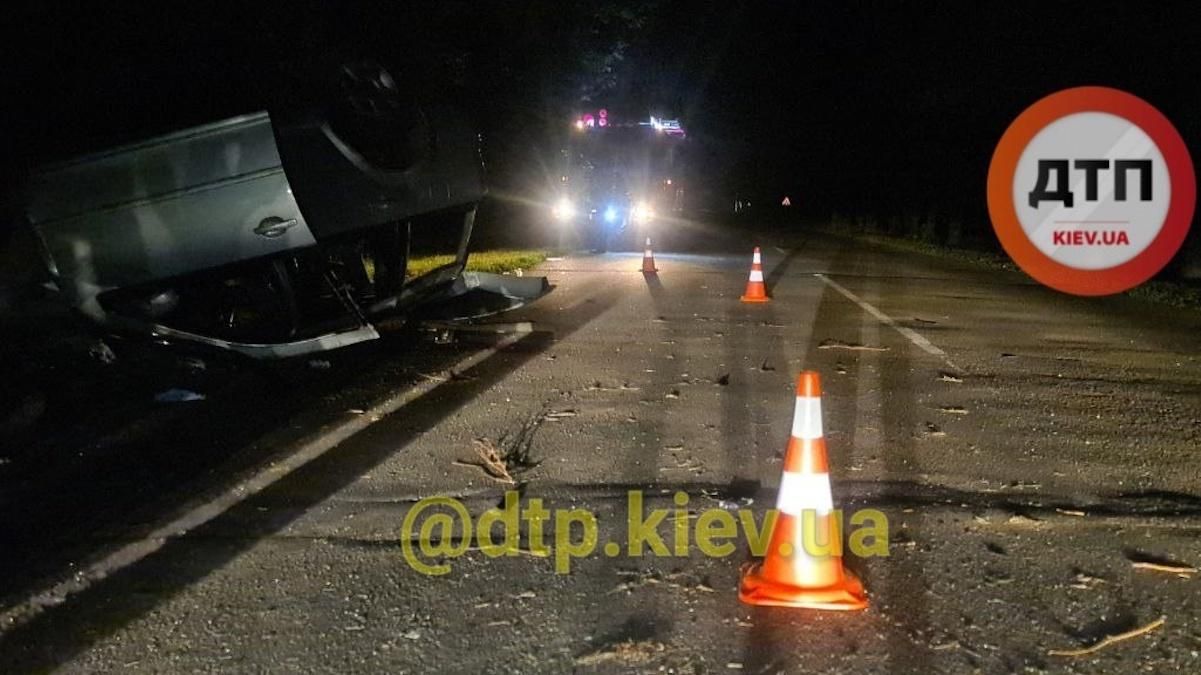 Під Києвом у смертельну ДТП потрапив легковик, в якому їхали 10 людей Під Києвом у смертельну ДТП потрапив легковик, в якому їхали 10 людей