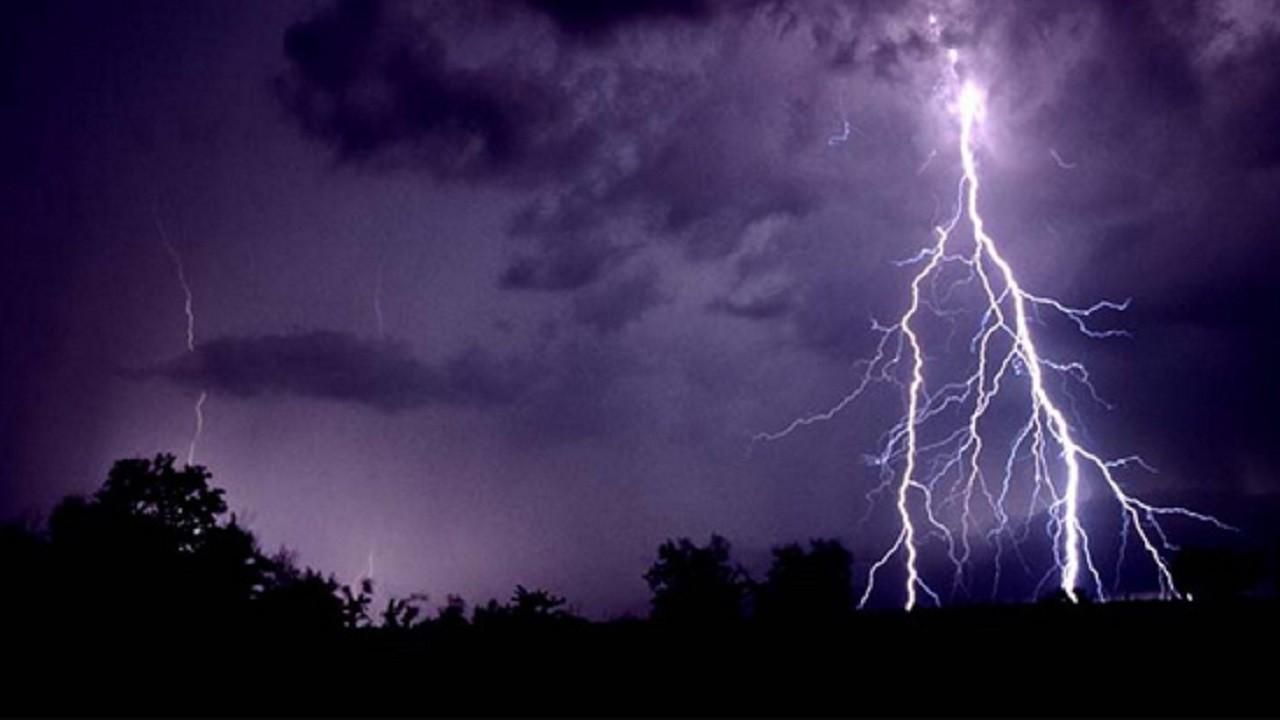 Робили селфі під час грози: в Індії блискавка вбила 11 людей Робили селфі під час грози: в Індії блискавка вбила 11 людей