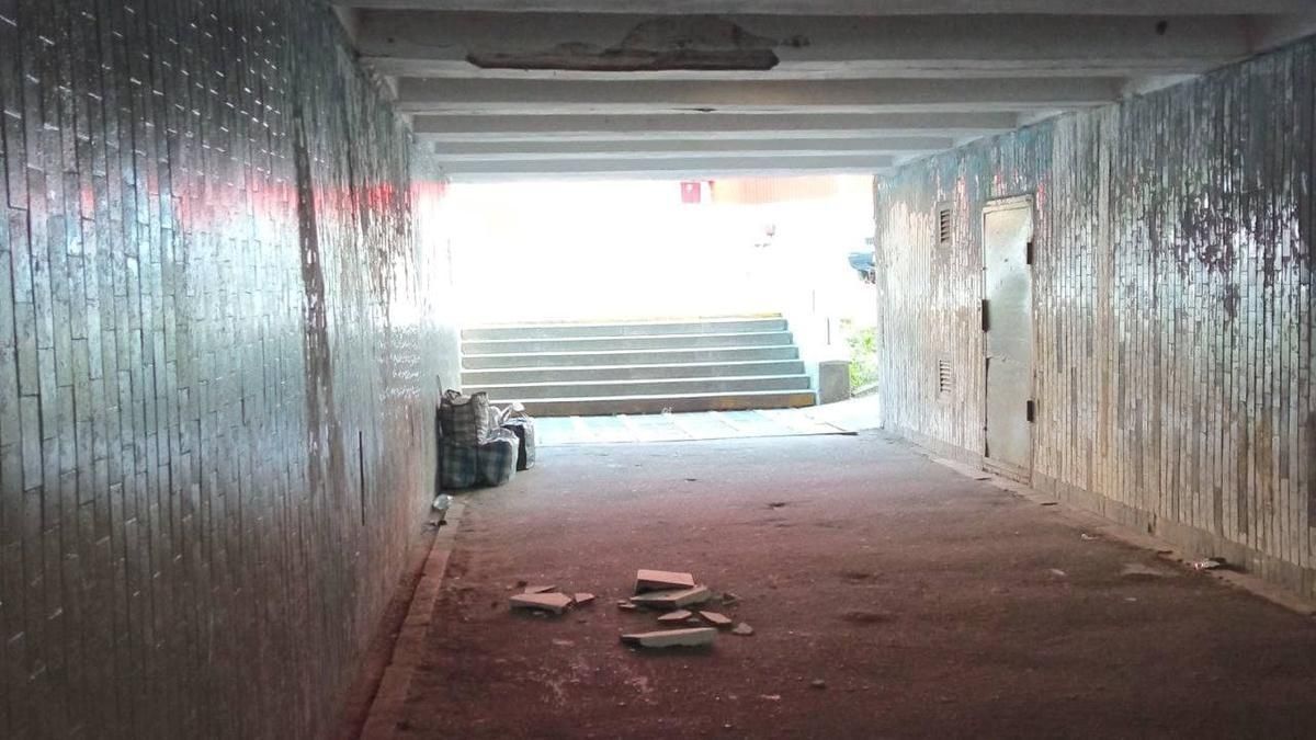 В подземном переходе на Героев Днепра в Киеве упал кусок потолка В подземном переходе на Героев Днепра в Киеве упал кусок потолка