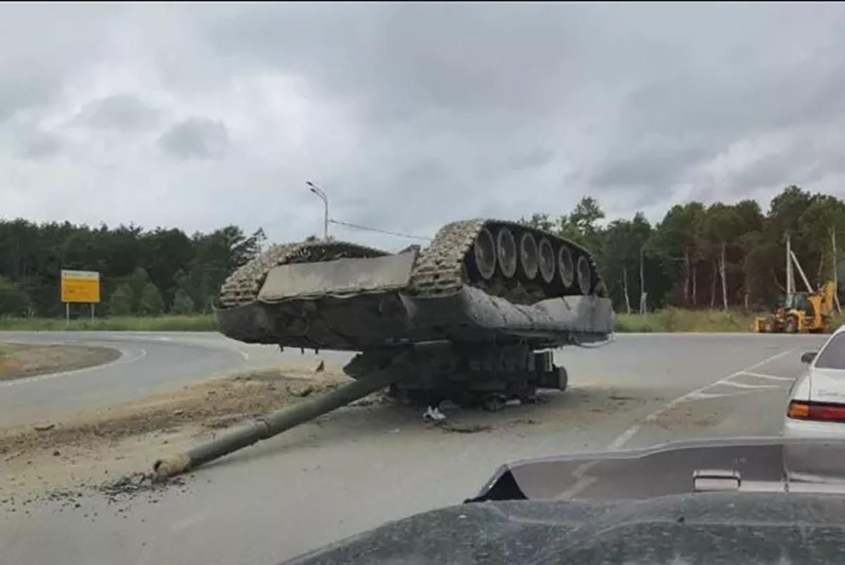 В России 12 июля 2021 посреди трассы перевернулся танк: видео В России 12 июля 2021 посреди трассы перевернулся танк: видео