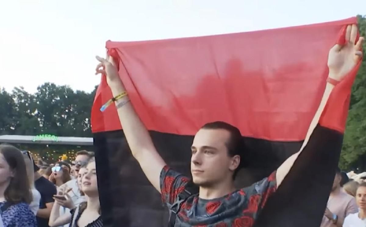 Охорона хотіла вивести хлопця, що прийшов на концерт Меладзе у Києві з червоно-чорним прапором