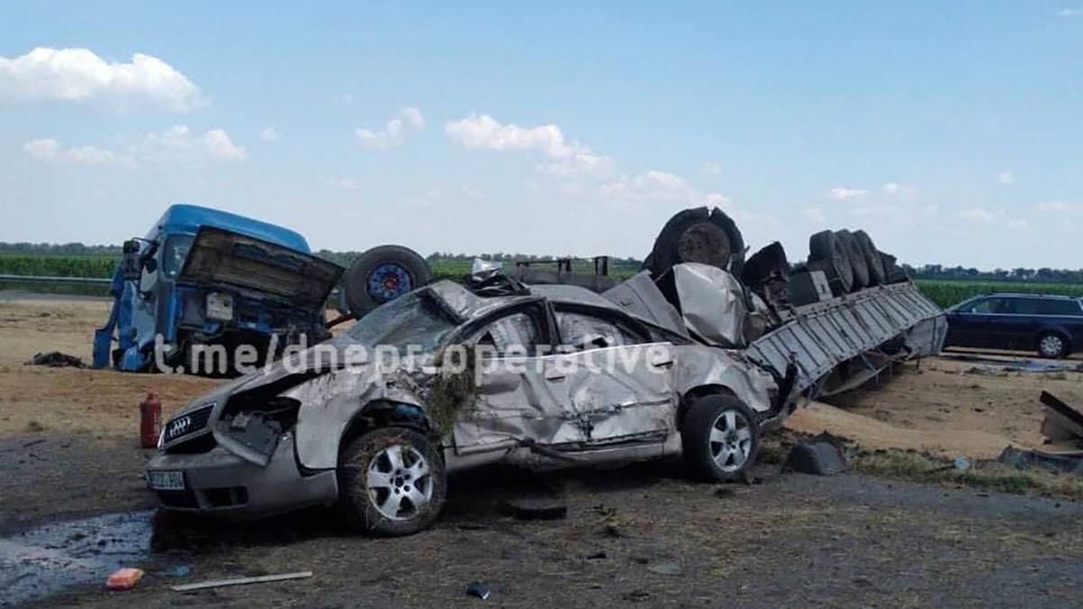 Перекинулася фура з пшеницею під Дніпром: чому це сталось Перекинулася фура з пшеницею під Дніпром: чому це сталось