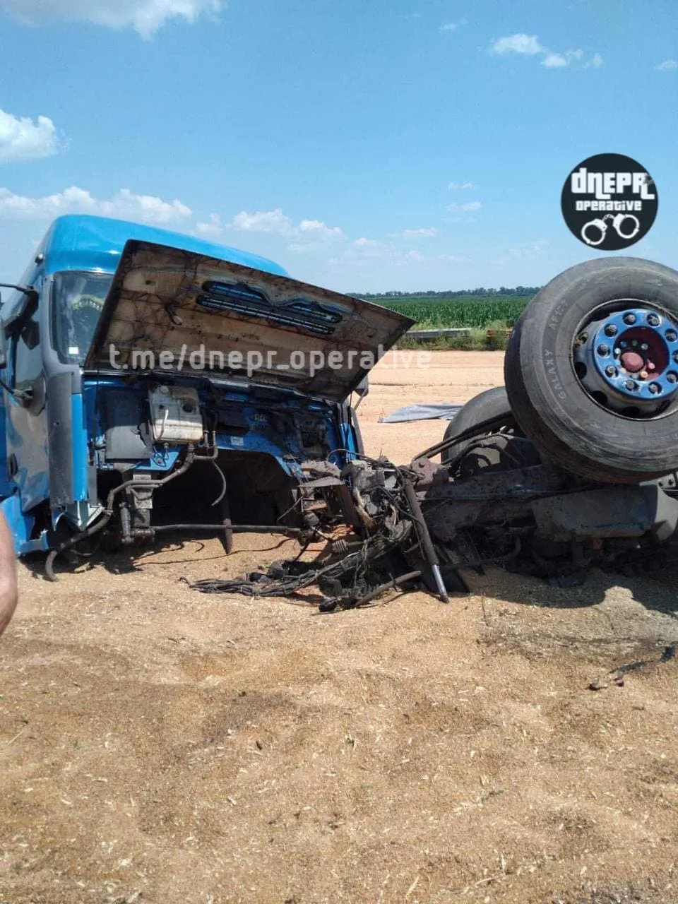 Під Дніпром перекинулася фура зерна зіткнулася з легковиком Під Дніпром перекинулася фура зерна зіткнулася з легковиком