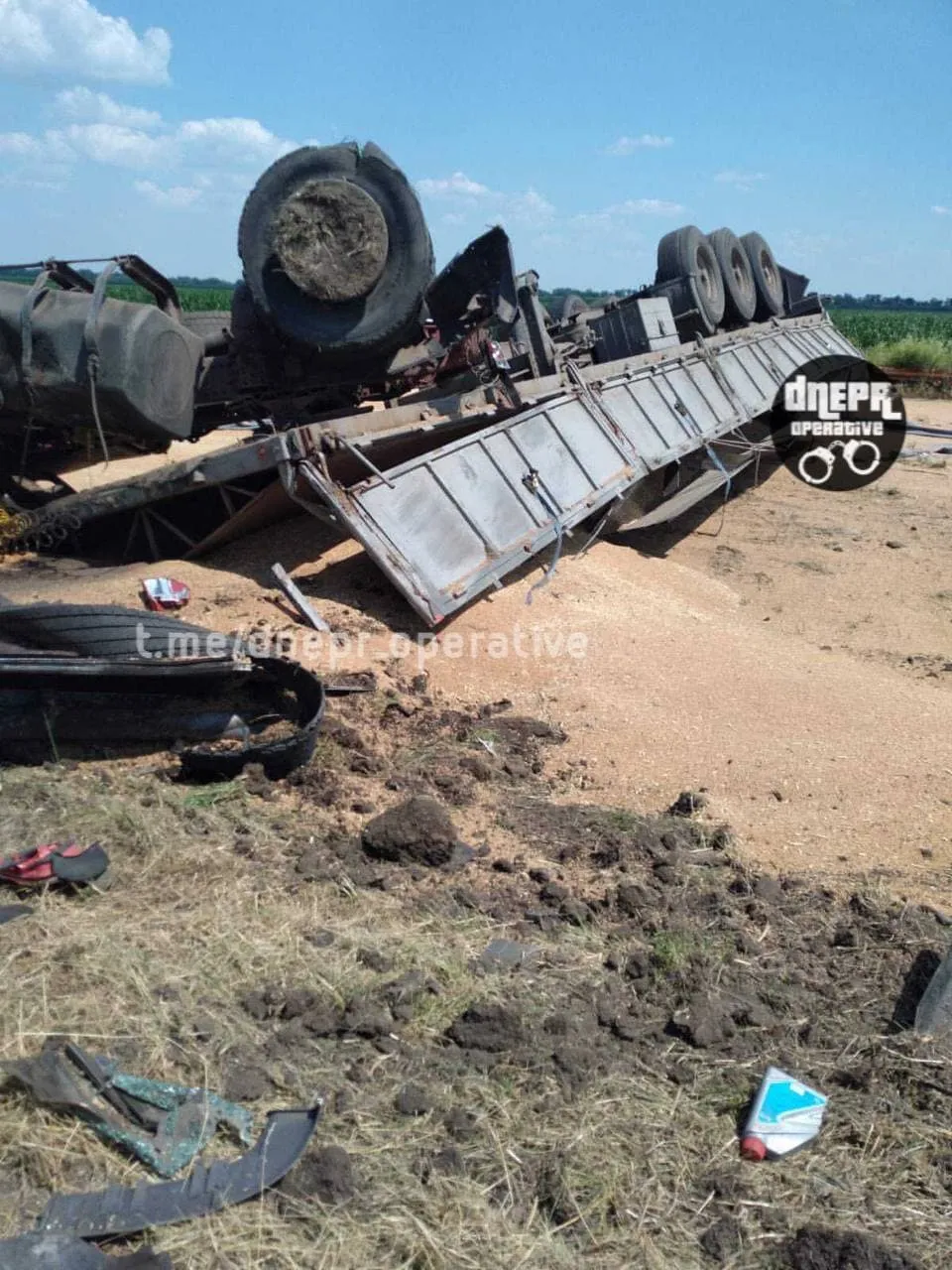 Під Дніпром перекинулася фура зерна зіткнулася з легковиком Під Дніпром перекинулася фура зерна зіткнулася з легковиком