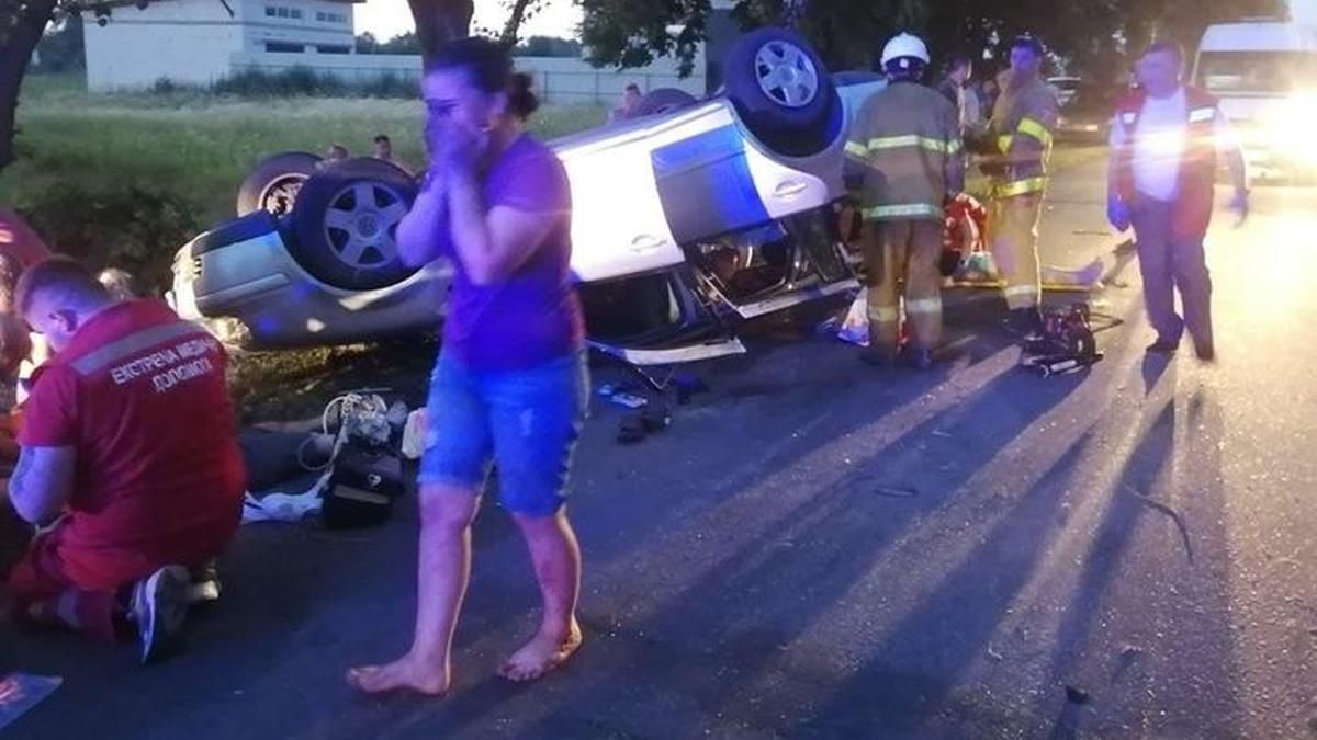 Под Киевом перевернулся Volkswagen с 16 людьми Под Киевом перевернулся Volkswagen с 16 людьми