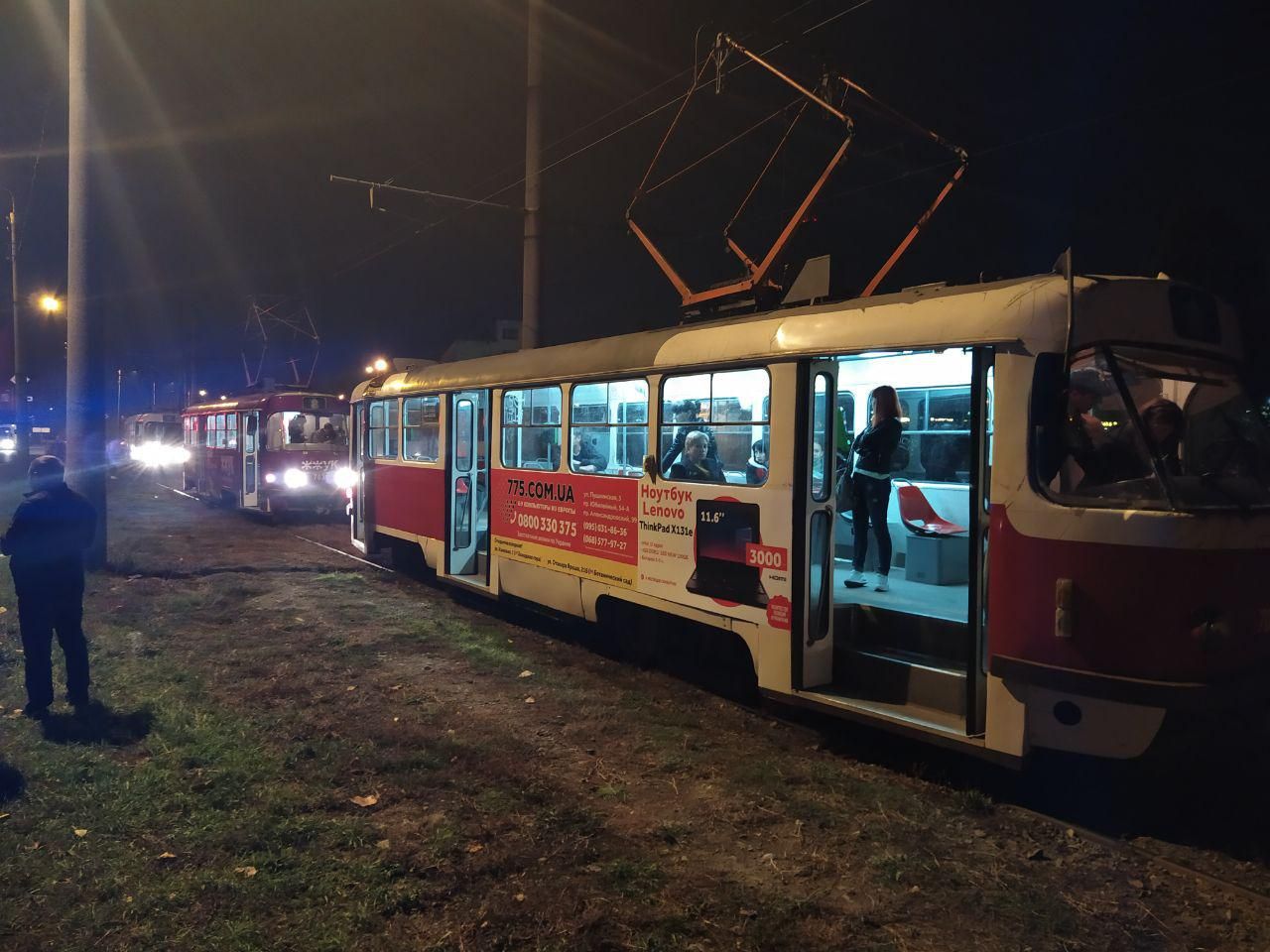 Розбили вікно в трамваї №5 у Дніпрі: фото