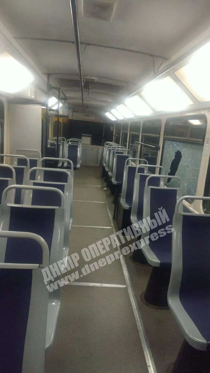Розбили вікно в трамваї Новини Дніпра 11 липня 2021 Розбили вікно в трамваї Новини Дніпра 11 липня 2021