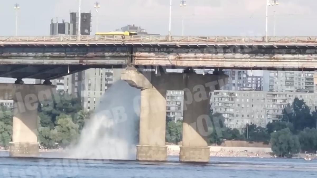 В Киеве на мосту Патона произошла серьезная коммунальная авария