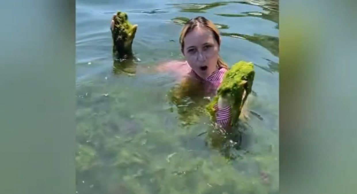 Блогерша зашла в одесское море и показала прозрачную воду Блогерша зашла в одесское море и показала прозрачную воду