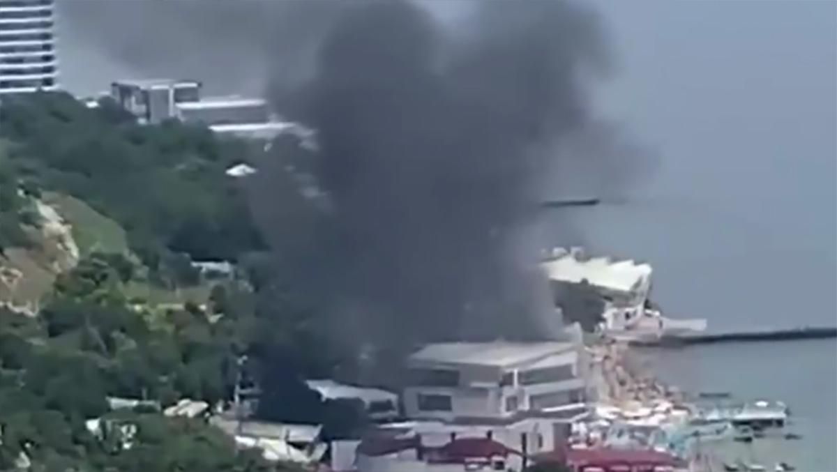 Загорівся готель на Аркадії в Одесі: що відомо – відео