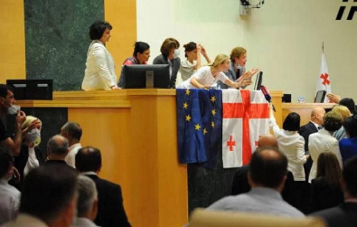 В парламенте Грузии начались столкновения на фоне протестов В парламенте Грузии начались столкновения на фоне протестов