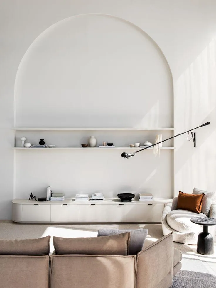 Бежеві тони та чорні деталі в білому інтер'єрі Бежеві тони та чорні деталі в білому інтер'єрі