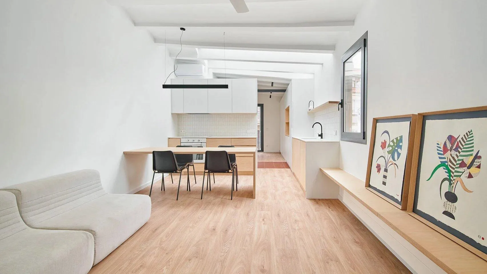 Дерево в білому інтер'єрі Дерево в білому інтер'єрі