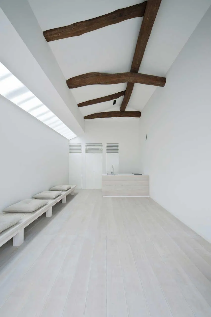 Білий в інтер'єрі коридору Білий в інтер'єрі коридору