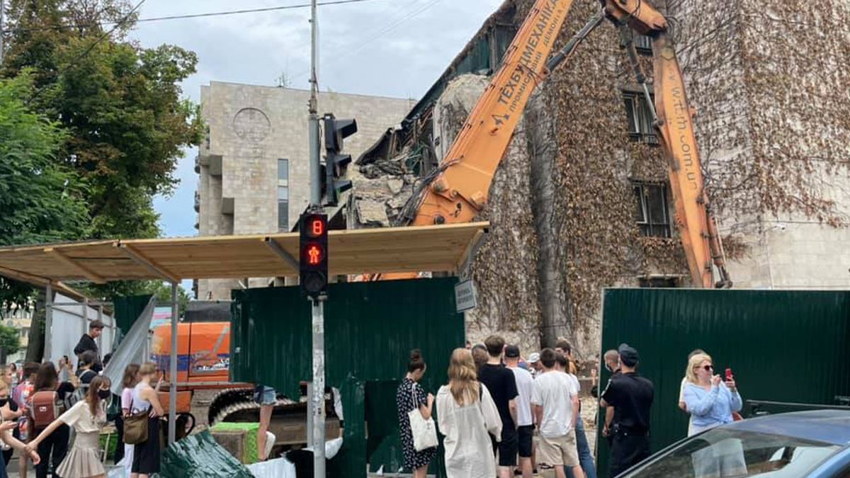 В Киеве начали демонтаж здания Цветы Украины: активисты протестуют В Киеве начали демонтаж здания Цветы Украины: активисты протестуют