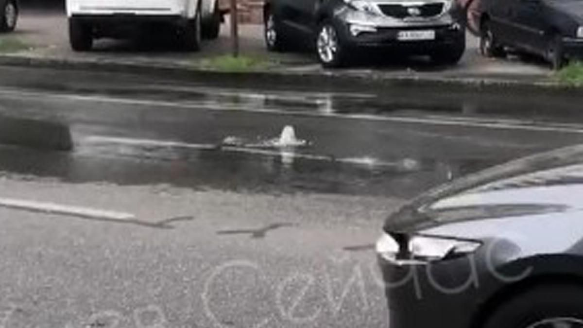 В Киеве снова прорвало трубу: фонтанчик забил на Саксаганского В Киеве снова прорвало трубу: фонтанчик забил на Саксаганского