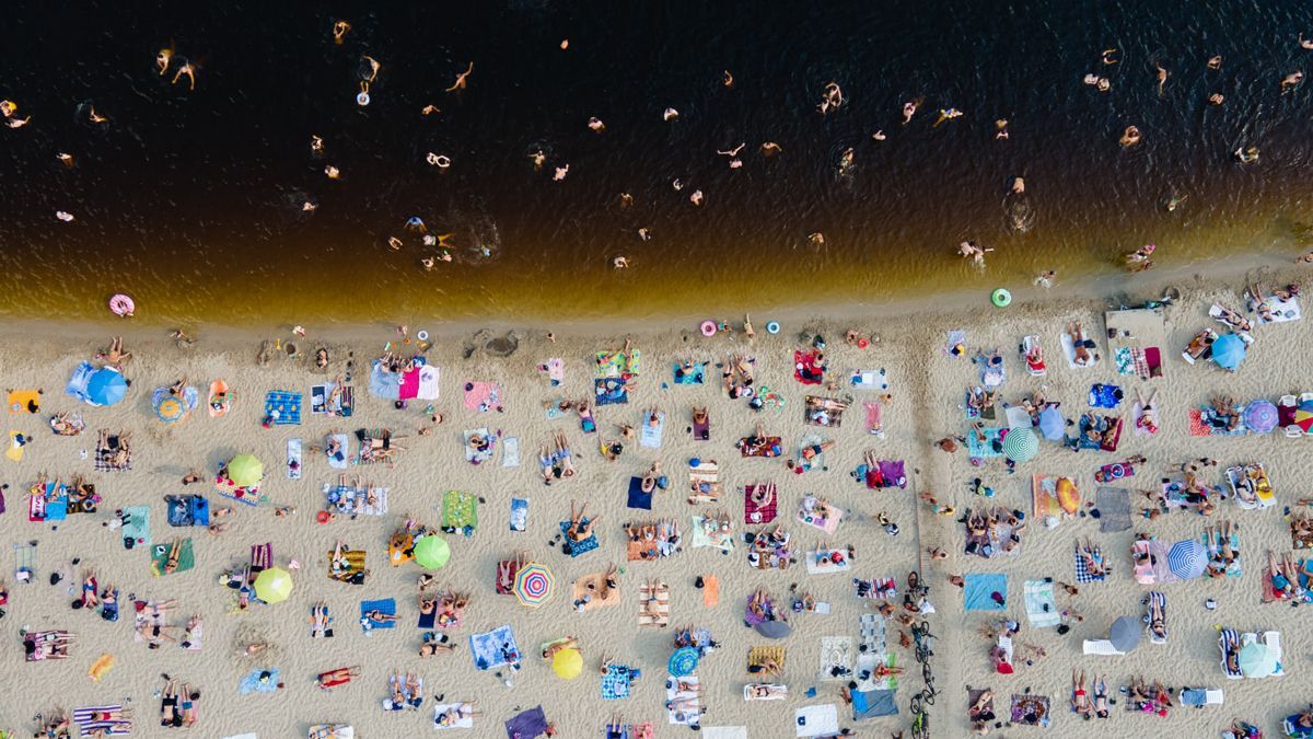 Кияни рятуються від спеки біля води: на столичних пляжах не пройти Кияни рятуються від спеки біля води: на столичних пляжах не пройти