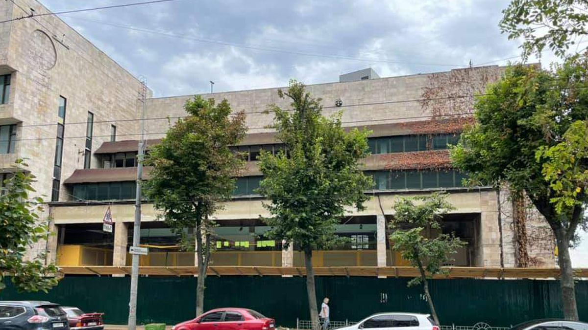 Ткаченко закликав зупинити демонтаж будівлі Квіти України Ткаченко закликав зупинити демонтаж будівлі Квіти України