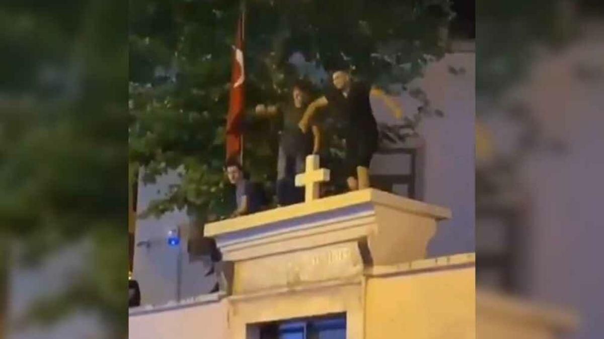 У Туреччині чоловіки станцювали на воротах християнської церкви У Туреччині чоловіки станцювали на воротах християнської церкви