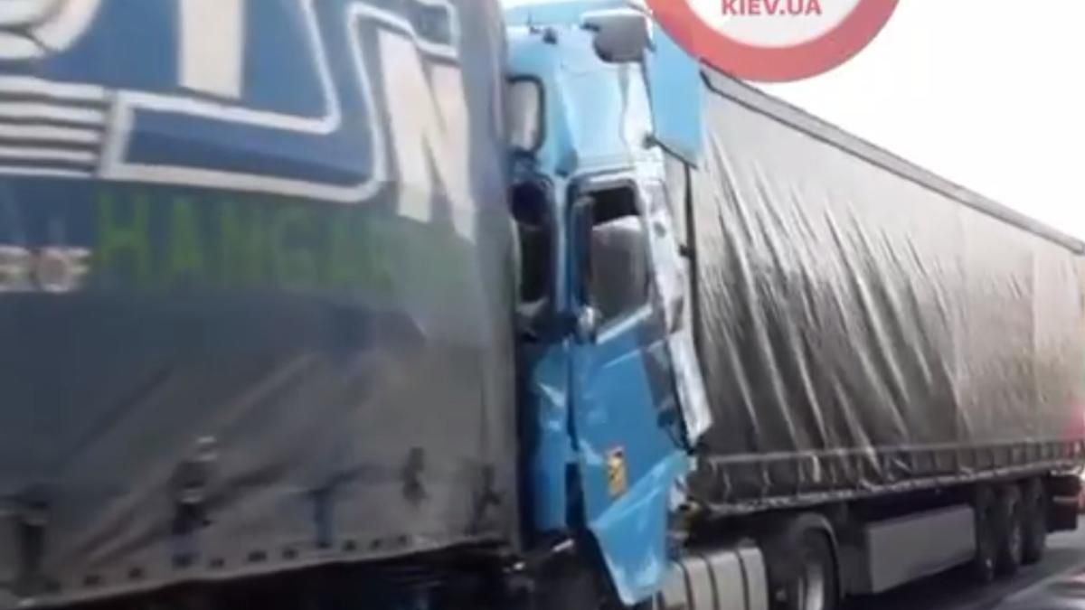 У Борисполі під Києвом зіштовхнулися 3 фури, є загиблий У Борисполі під Києвом зіштовхнулися 3 фури, є загиблий