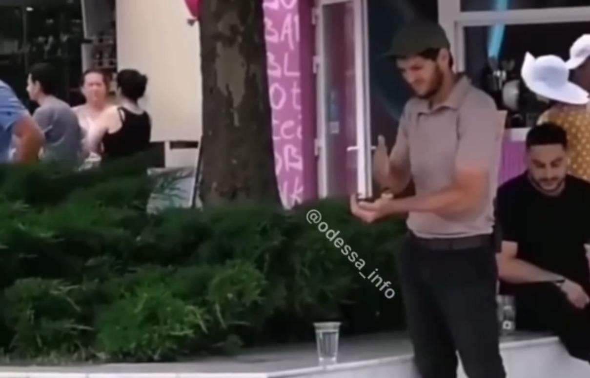 Охранник в Одессе спасает птицу от жары, поливая ее водой: видео Охранник в Одессе спасает птицу от жары, поливая ее водой: видео