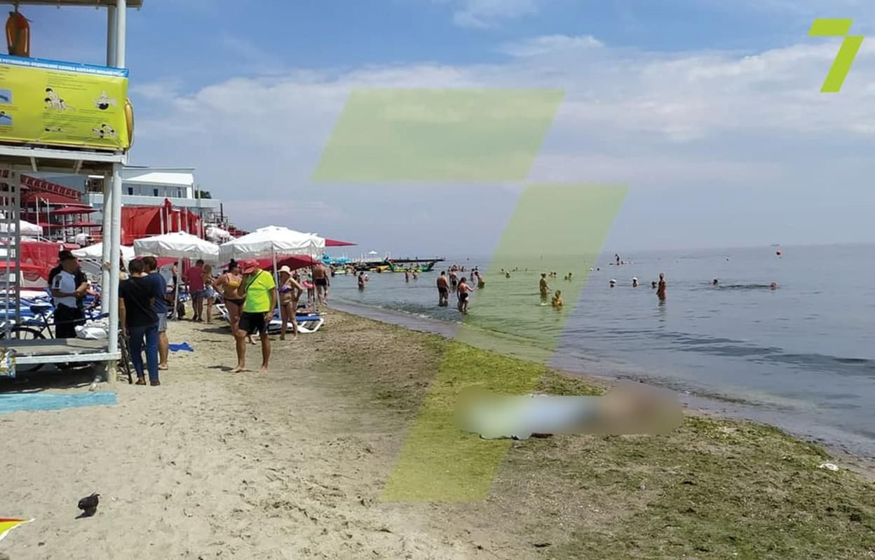 В Одесі люди відпочивали із трупом 4 години В Одесі люди відпочивали із трупом 4 години