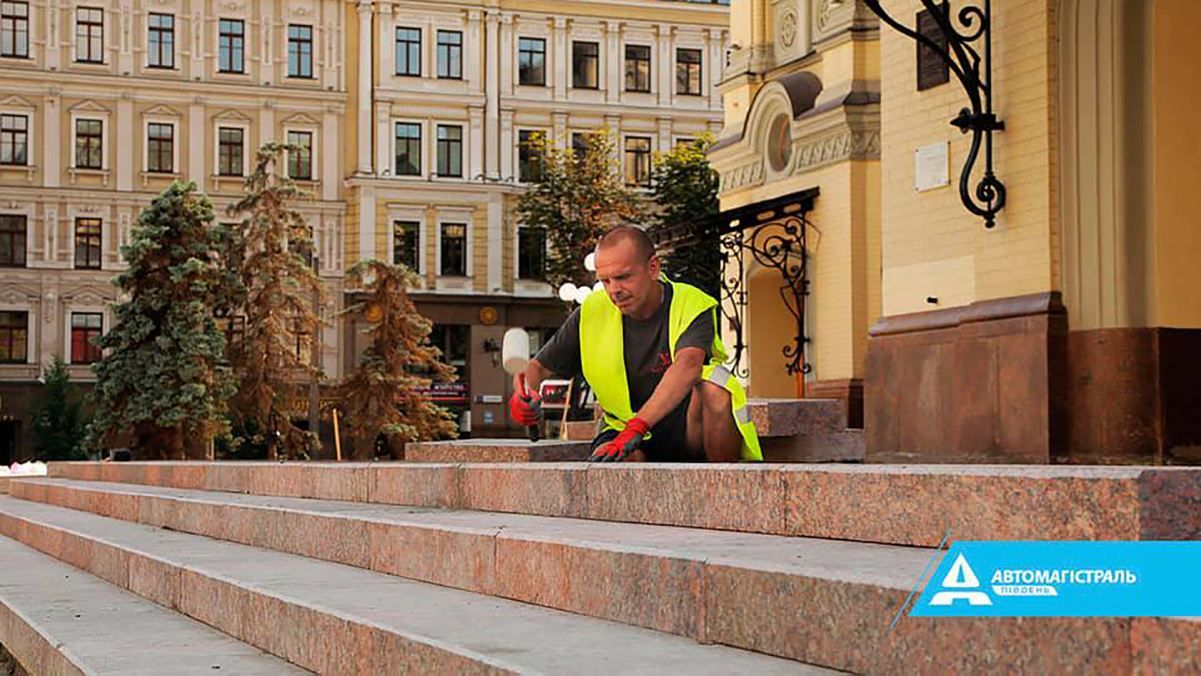 В Киеве возле Национальной оперы сорвали всю тротуарную плитку