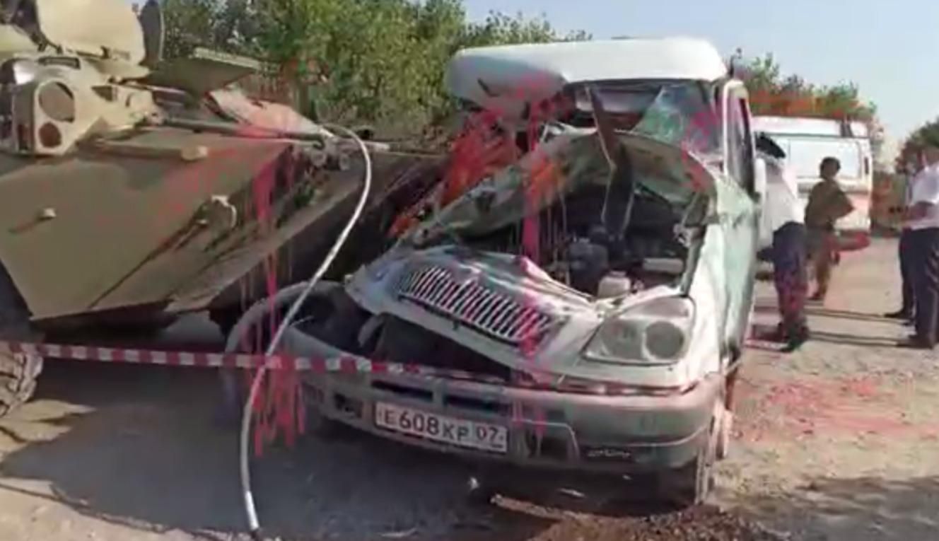 В России столкнулись БТР Росгвардии и маршрутка: есть жертвы В России столкнулись БТР Росгвардии и маршрутка: есть жертвы