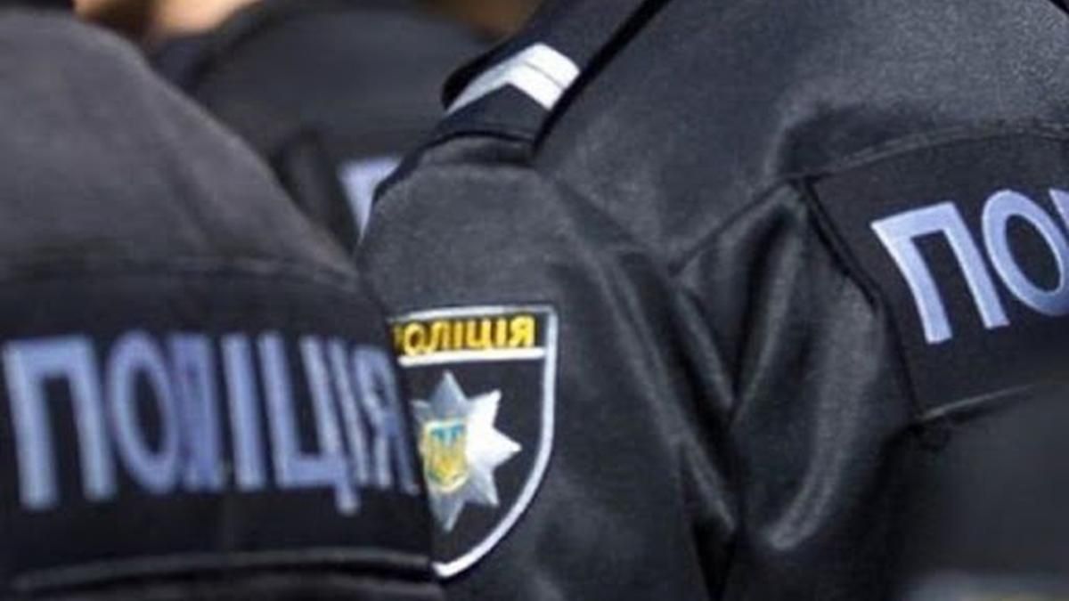 У Києві патрульні затримали чоловіка та жінку, яка знімала це на відео
