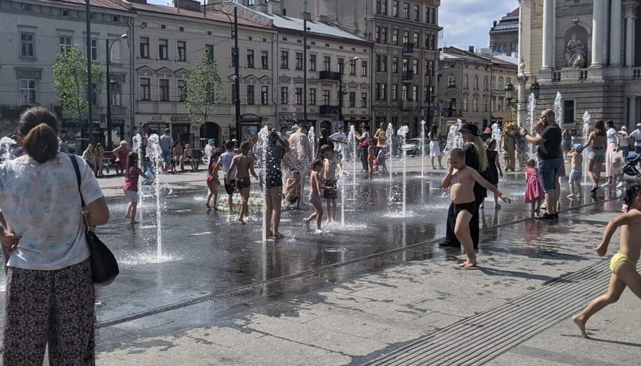 Надувные матрасы в фонтанах: как львовяне спасаются от аномальной жары - смешные фото Надувные матрасы в фонтанах: как львовяне спасаются от аномальной жары - смешные фото