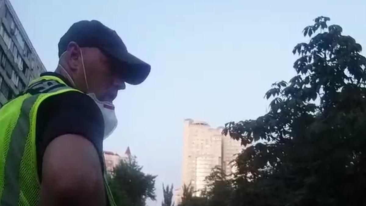 У Києві патрульні врятували жінку, яка хотіла стрибнути з висоти