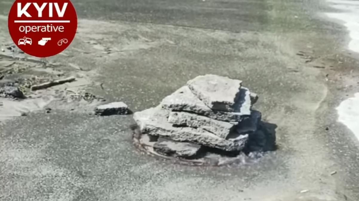 У Києві щоб вода з труби не била фонтатом, люк накрили камінням У Києві щоб вода з труби не била фонтатом, люк накрили камінням