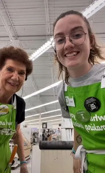 Цій бабусі аж 98 років, і вона досі працює! / Скриншот тікток maggiehusvar Цій бабусі аж 98 років, і вона досі працює! / Скриншот тікток maggiehusvar