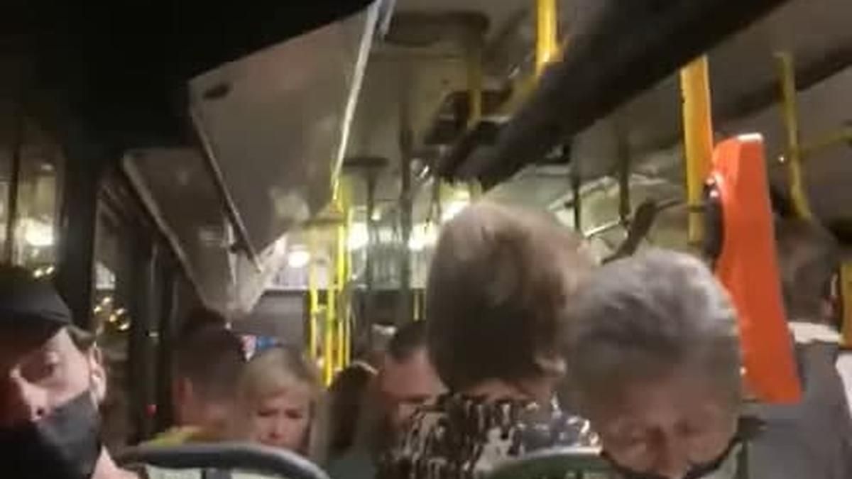 Троєщиною їздить автобус, де над головами пасажирів звисає шмат стелі