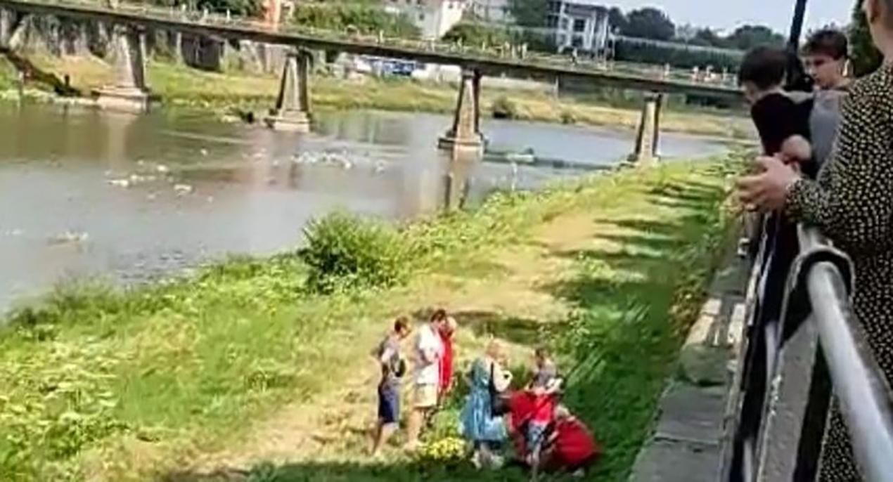В Ужгороді школяр впав з перил набережної: його паралізувало В Ужгороді школяр впав з перил набережної: його паралізувало