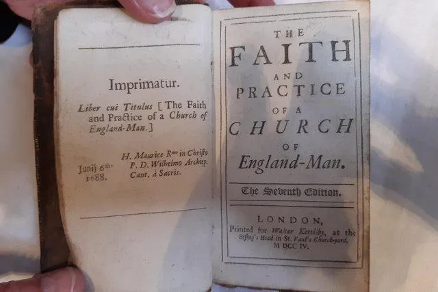 У бібліотеку англійського собору повернули книгу,  яку взяли понад 300 років тому