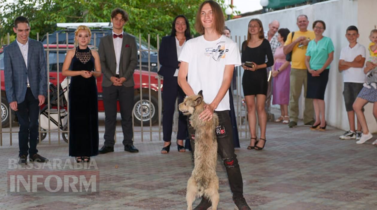 На Одещині собака супроводжував господаря на випускному: відео