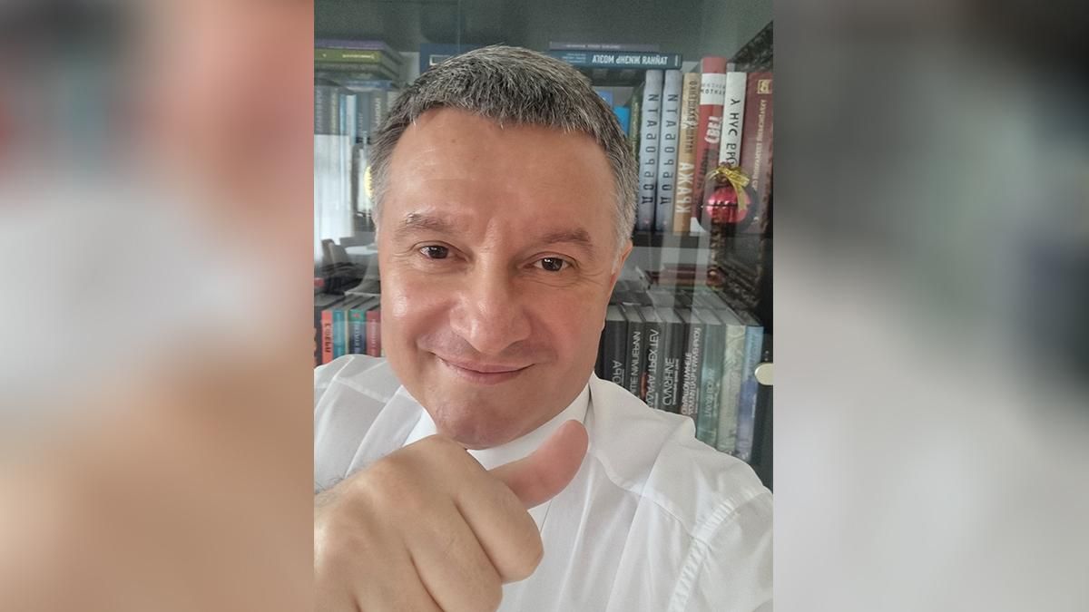Аваков оприлюднив фото після підписаної заяви про відставку
