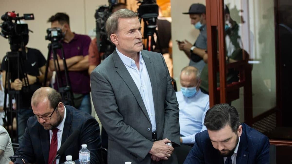 Критикує Кремль: активісти відкопали проукраїнську книжку Медведчука Критикує Кремль: активісти відкопали проукраїнську книжку Медведчука